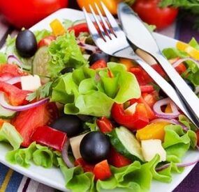 Insalata di verdure per l'artrite alla spalla