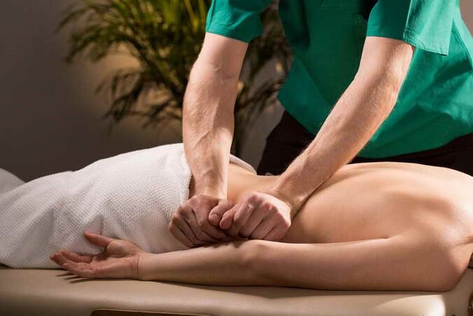 Massaggia un paziente con osteocondrosi